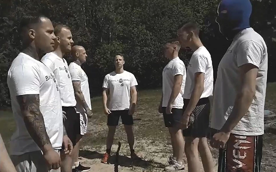 Guido Howald, David Mallow und weitere in Baltik Korps Shirts in einem Trainingsvideo