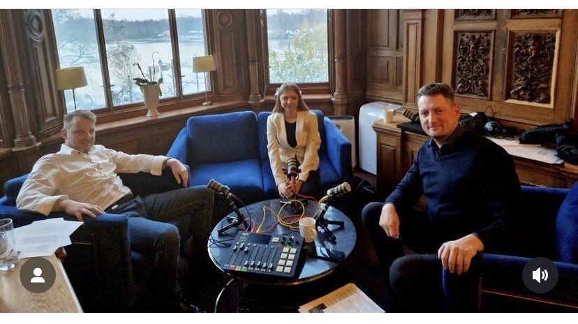 Nikolaus Kramer, Lucienne Marie, Jan-Philip Tadsen beim rassistischen Podcast Kramers Klare Kante (KKK)